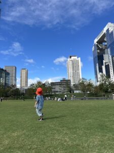 大阪の街と園児