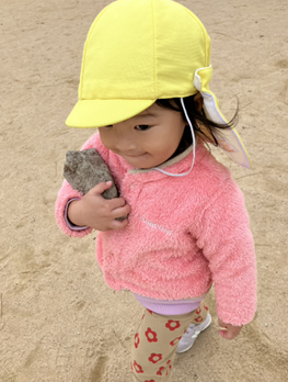 大きな石を拾う園児