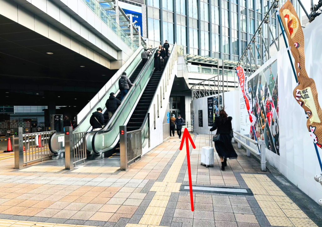 ミント神戸1階のエスカレータ前