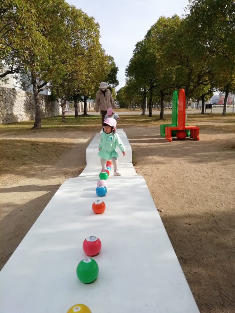神戸三宮エリアにあるカラフル遊具（公園）で遊ぶ園児たち
