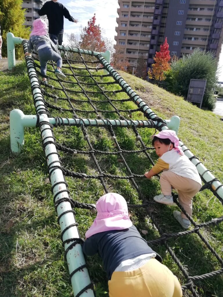 神戸三宮エリアにある公園のロープの遊具で遊ぶ園児たち