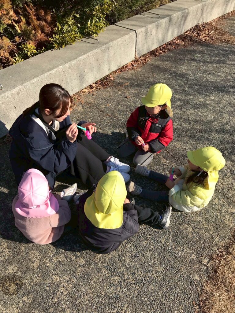 西宮北口にあるひなた緑地公園でシャボン玉遊びを行う園児