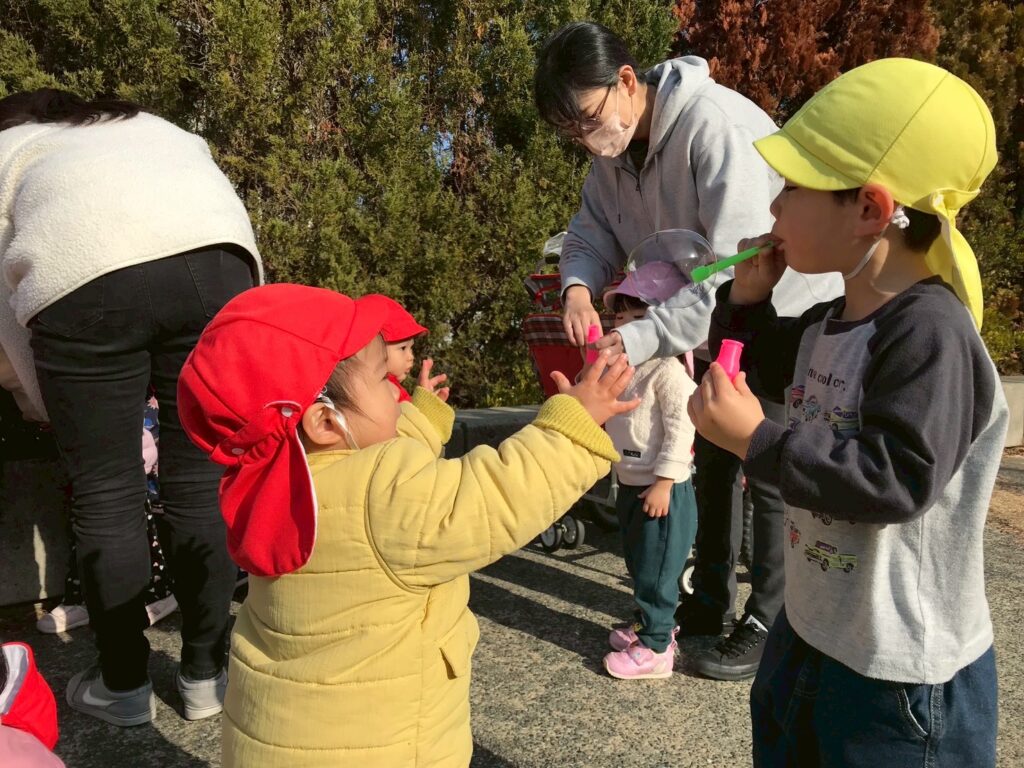 西宮北口にあるひなた緑地公園でシャボン玉遊びをする0歳児と1歳児