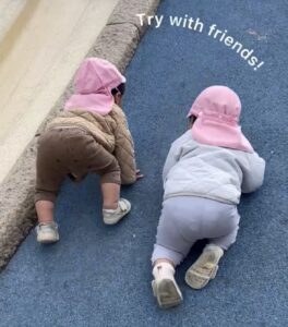 三宮近くの公園でハイハイをしながら遊ぶ0歳児