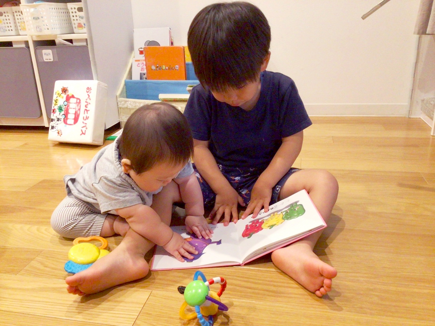 異年齢の関わり、一緒に絵本を読む姿