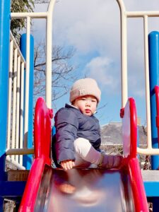 滑り台で遊ぶ園児