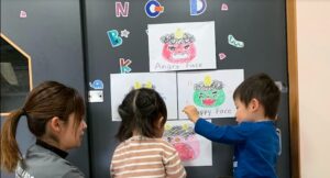 節分の準備を一緒に行う三宮園の保育士と園児