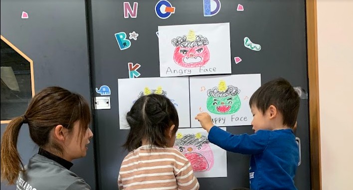 節分の準備を一緒に行う三宮園の保育士と園児