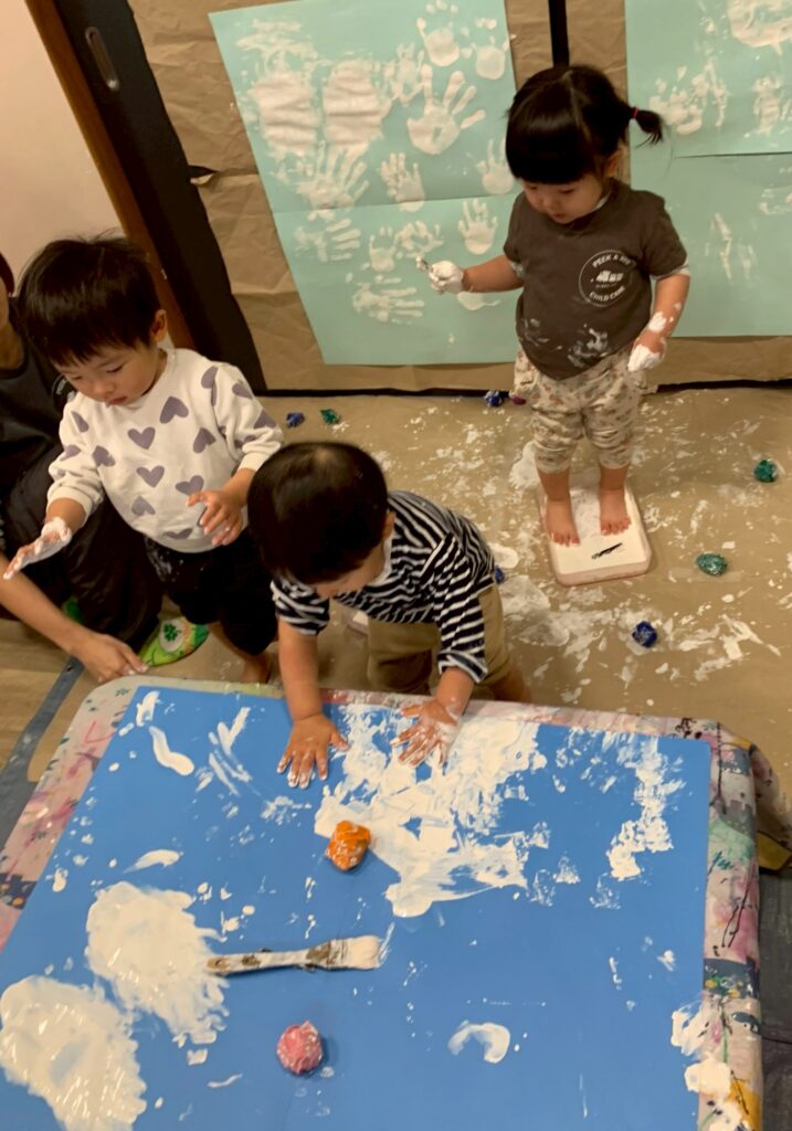 季節の制作部で遊ぶ園児たち