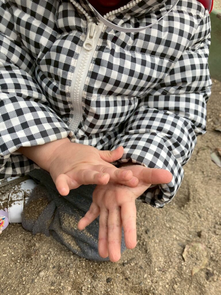 冬の公園遊びを行う園児