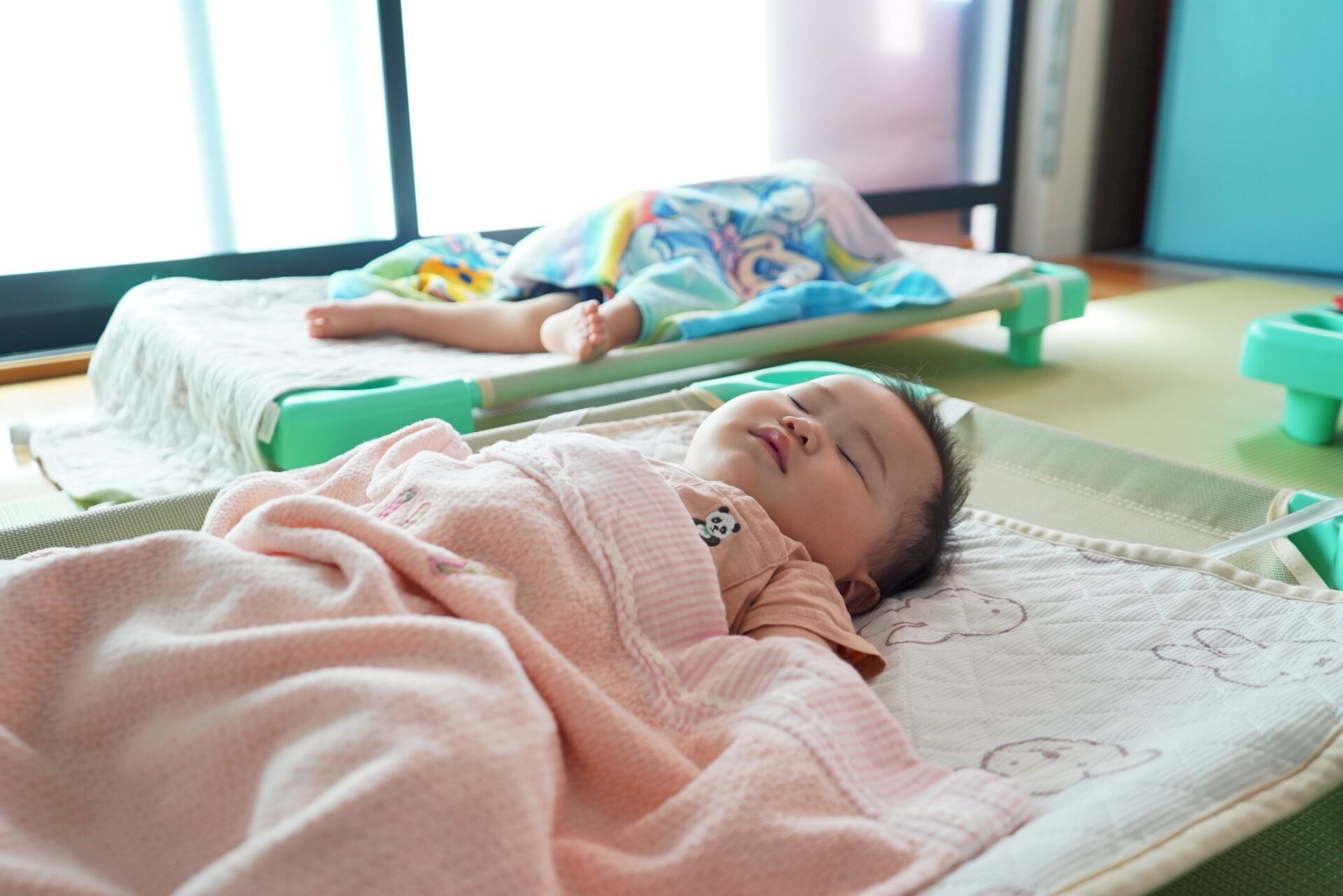 お昼寝をする園児たち