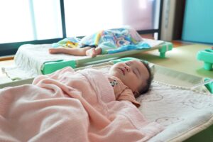 お昼寝をする園児たち