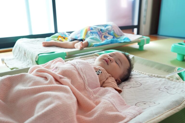 お昼寝をする園児たち