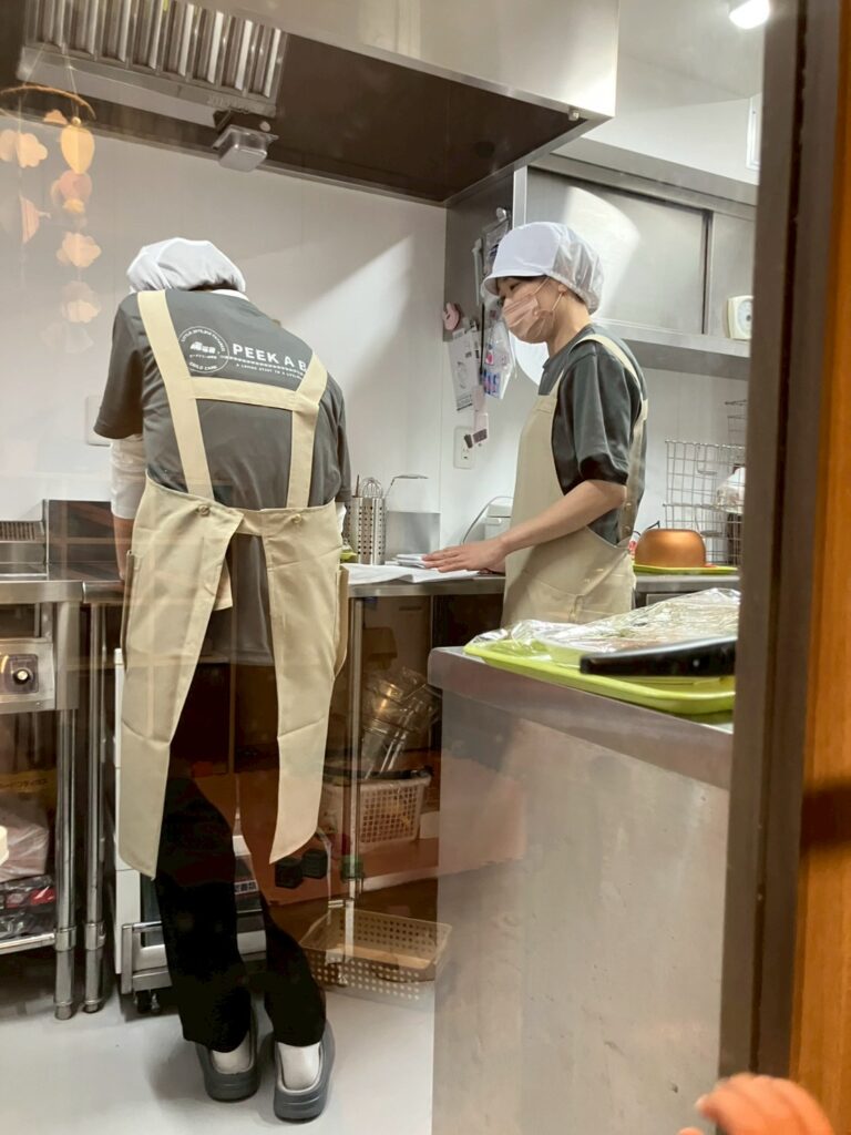 給食を作っている調理員さんたち