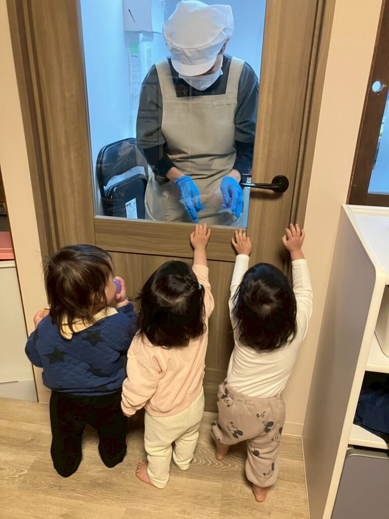 調理室にいる調理員さんを訪ねる園児たち