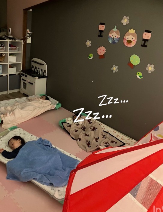 お昼寝をする園児たち