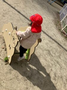 南堀江公園の遊具で遊ぶ園児