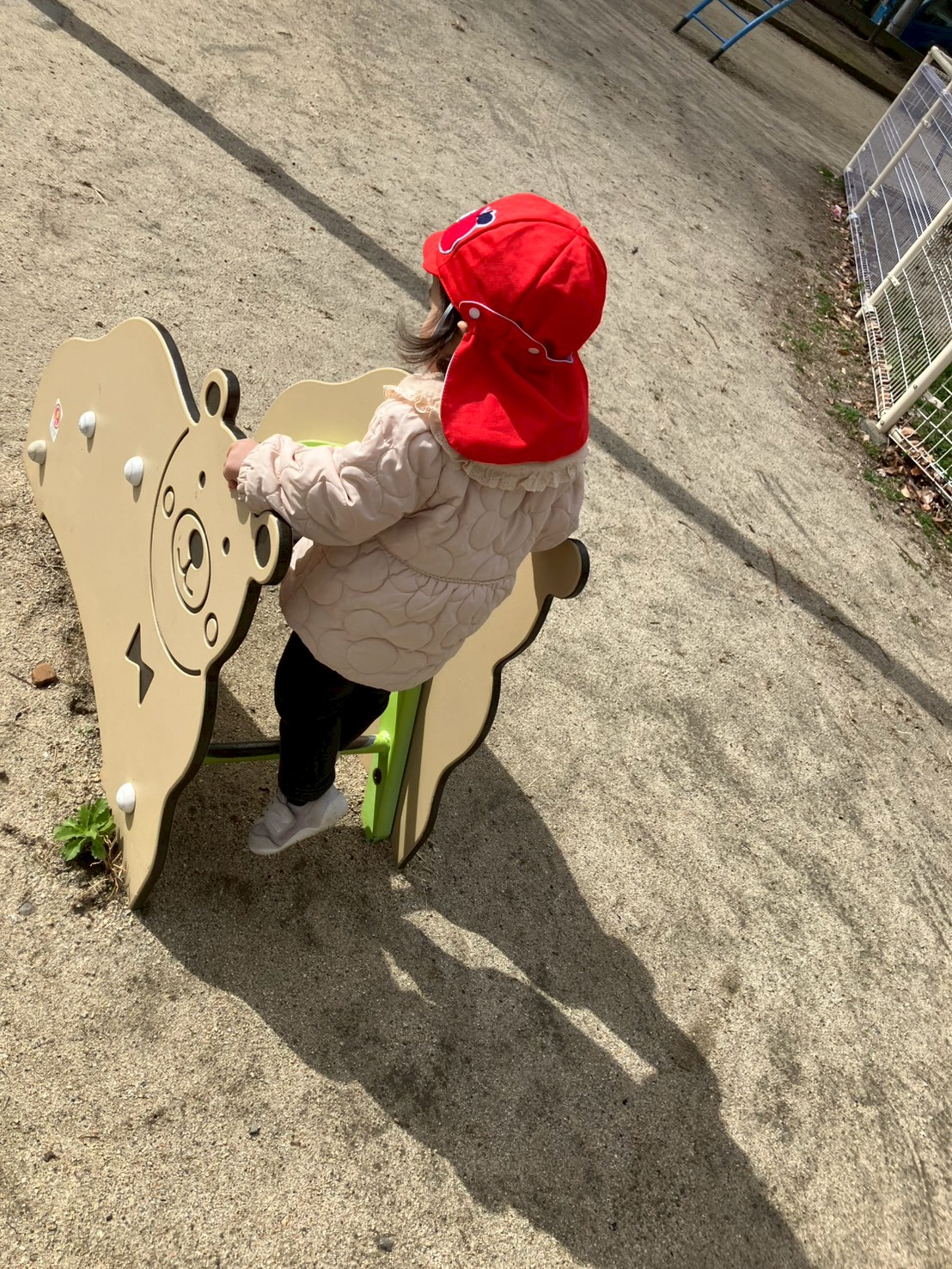 南堀江公園の遊具で遊ぶ園児