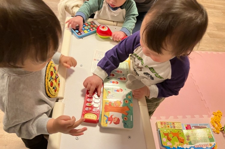 歌絵本で仲良く遊ぶ園児たち