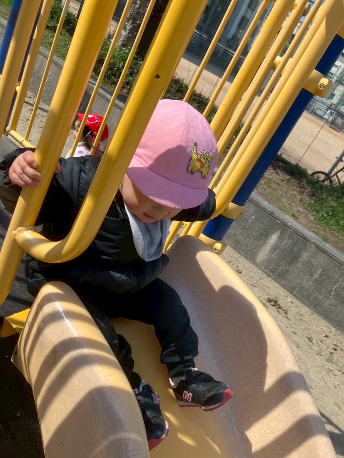 南堀江の公園の遊具で遊ぶ園児