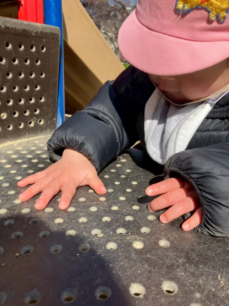 南堀江の公園の遊具で遊び始めた0歳児の園児