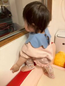 保護者のお迎えを待つ園児