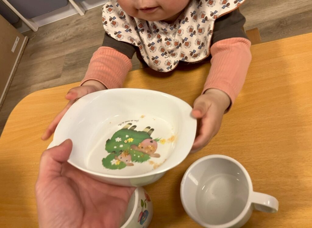 朝のおやつを完食した園児