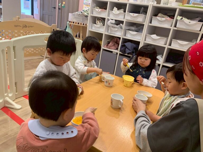 みんなでおやつを食べる園児たち