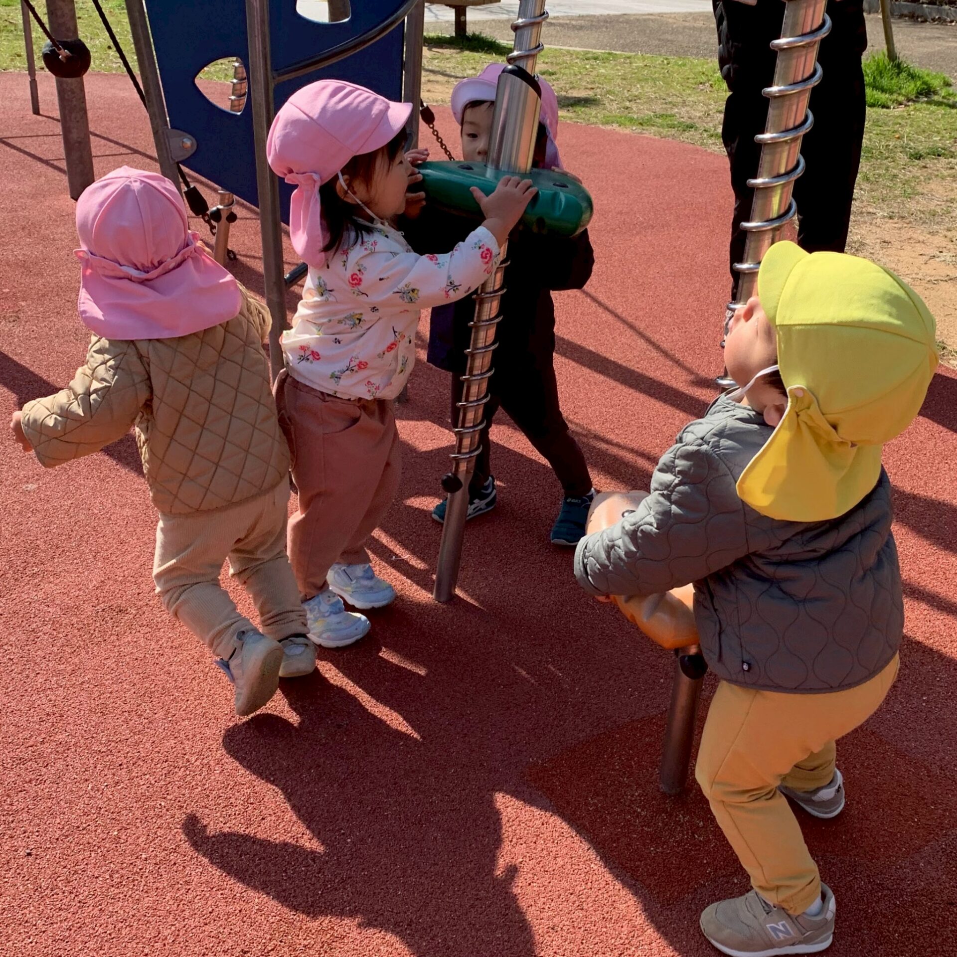 遊具で楽しく遊ぶ園児たち