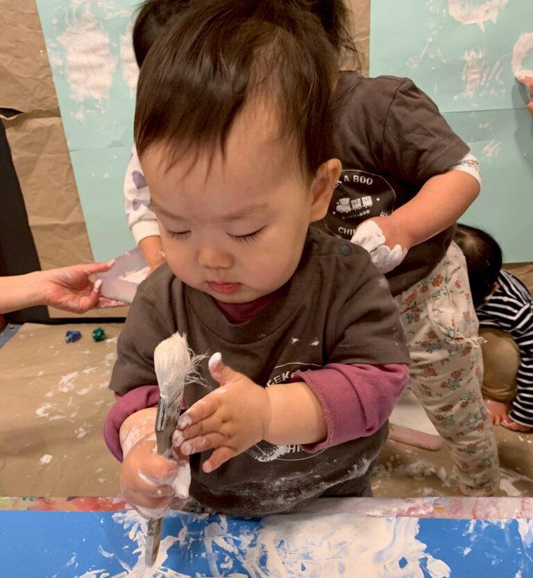 ペンキに夢中の園児