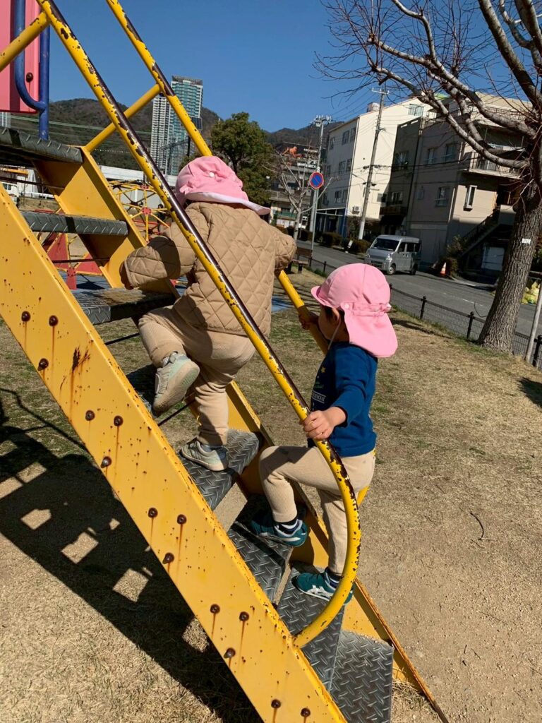 公園で順番に階段を登る園児たち