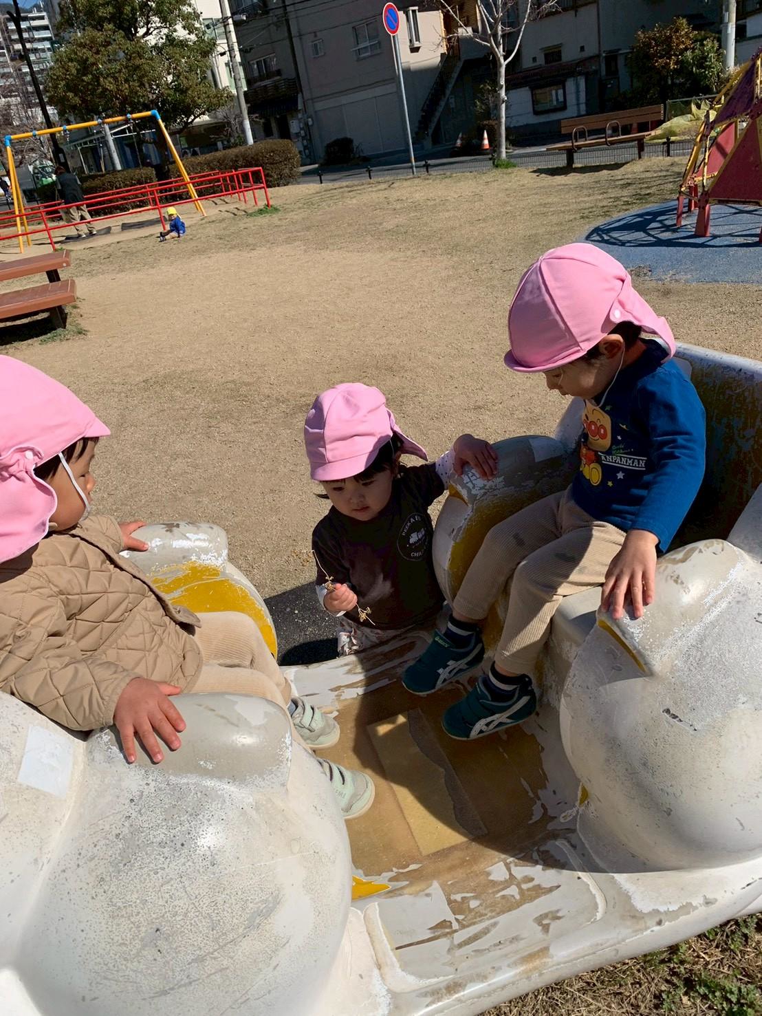 公園の椅子が気になる園児たち