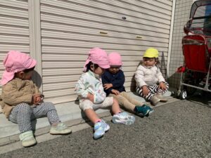 井戸端会議をおこなう二歳児たち