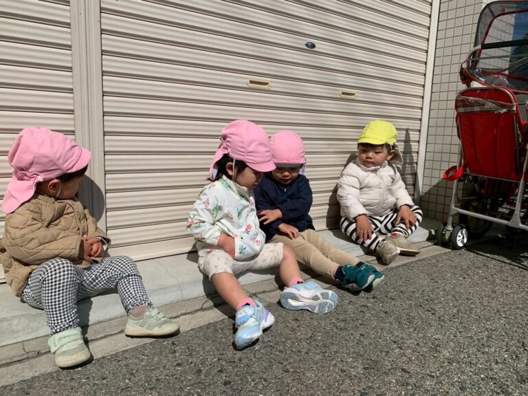 井戸端会議をおこなう二歳児たち