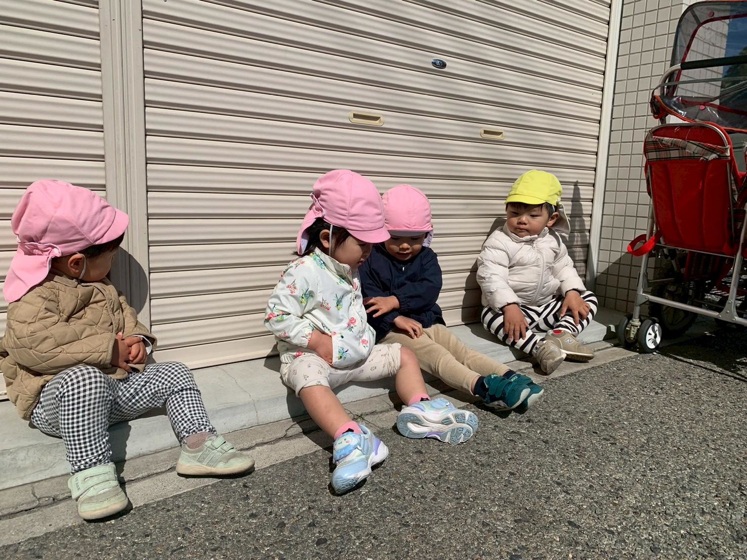 井戸端会議をおこなう二歳児たち