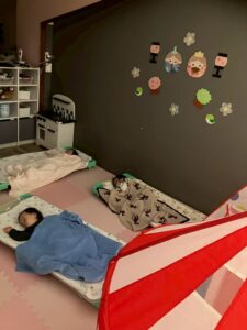 南堀江園でお昼寝をする園児たち