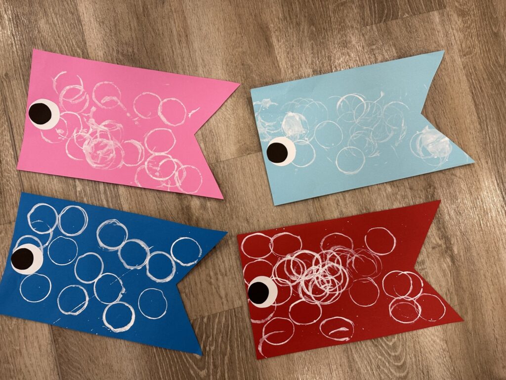 園児たちがスタンプで模様を描いた鯉のぼり