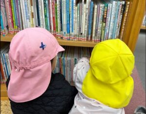 大阪市立中央図書館（西区）で絵本を選ぶ園児たち