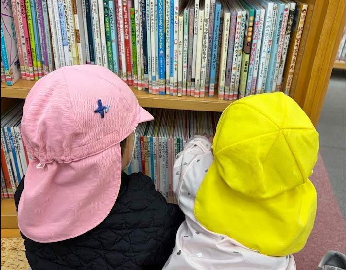 大阪市立中央図書館（西区）で絵本を選ぶ園児たち