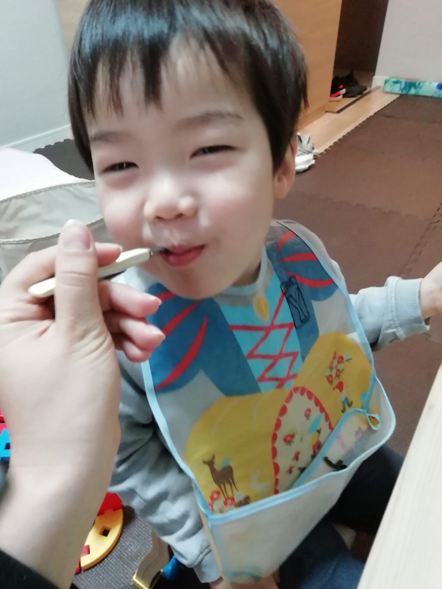 病児保育室で給食を美味しそうに食べる2歳児