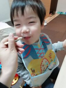 病児保育室で給食を美味しそうに食べる2歳児