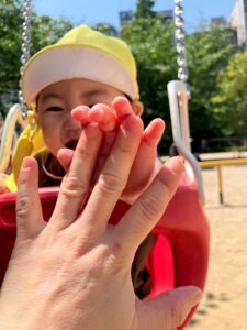 南堀江の公園のブランコで遊ぶ1歳児の園児