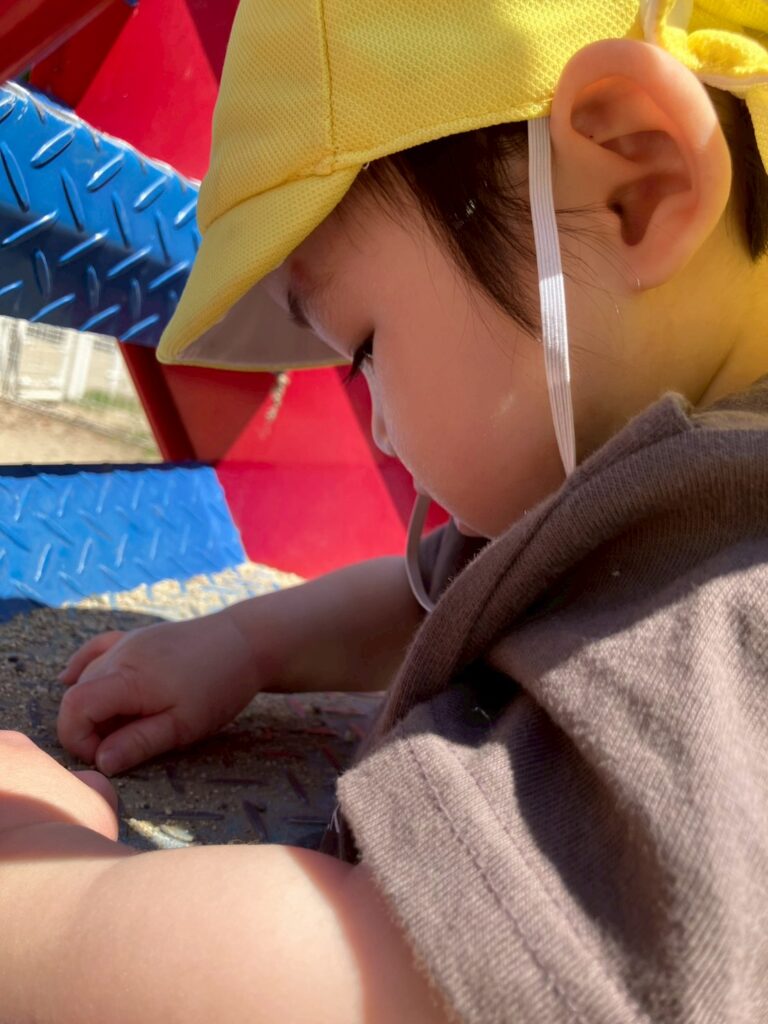 公園で夢中に遊ぶ園児