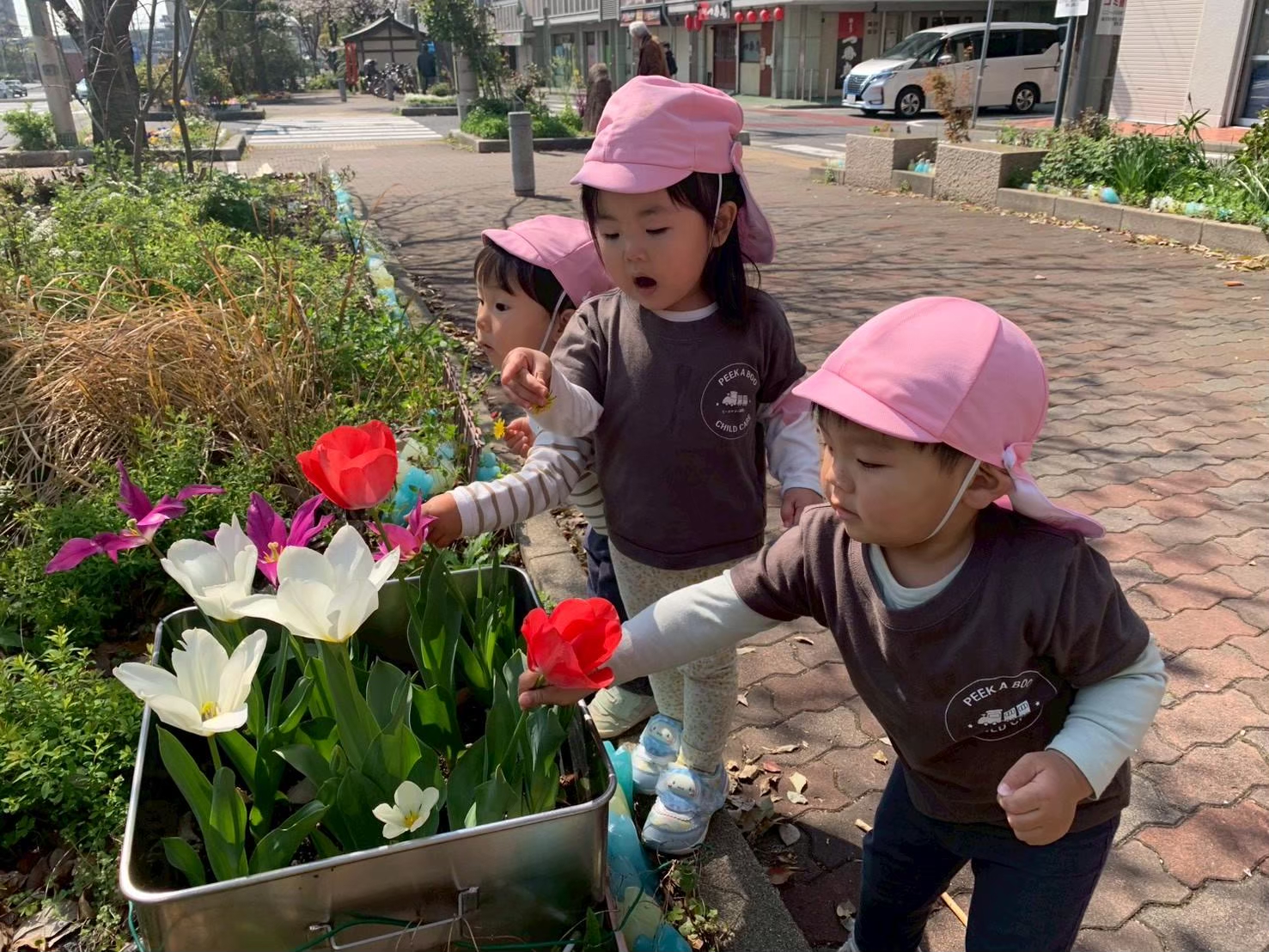 一時保育の子と一緒に遊ぶ園児たち