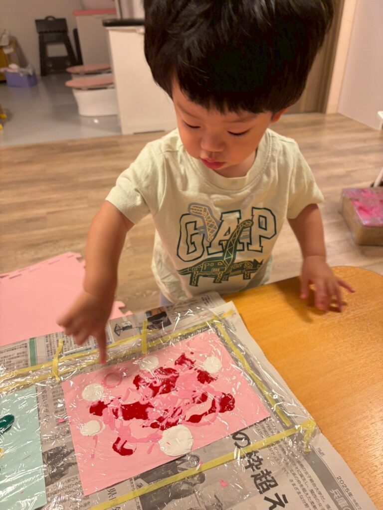 七夕の飾りつけを作成する1歳児