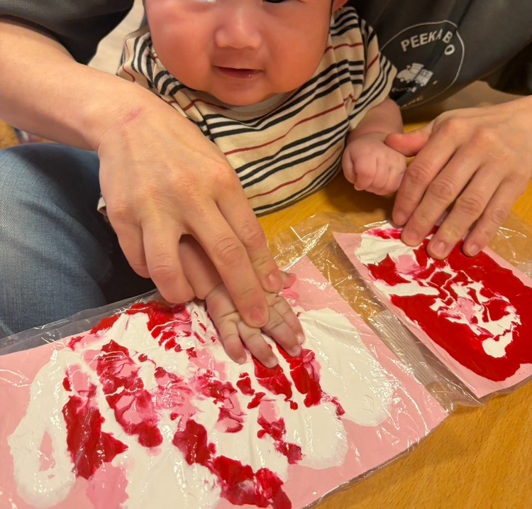 七夕の飾りつけを作成する0歳児