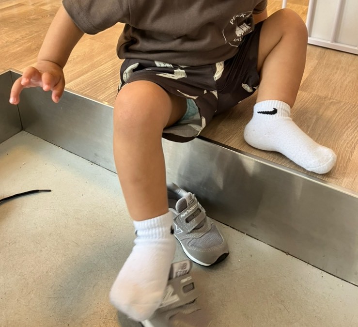 一人で靴下を履けた1歳児