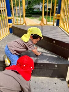 南堀江にる公園の遊具の階段を登る園児たち