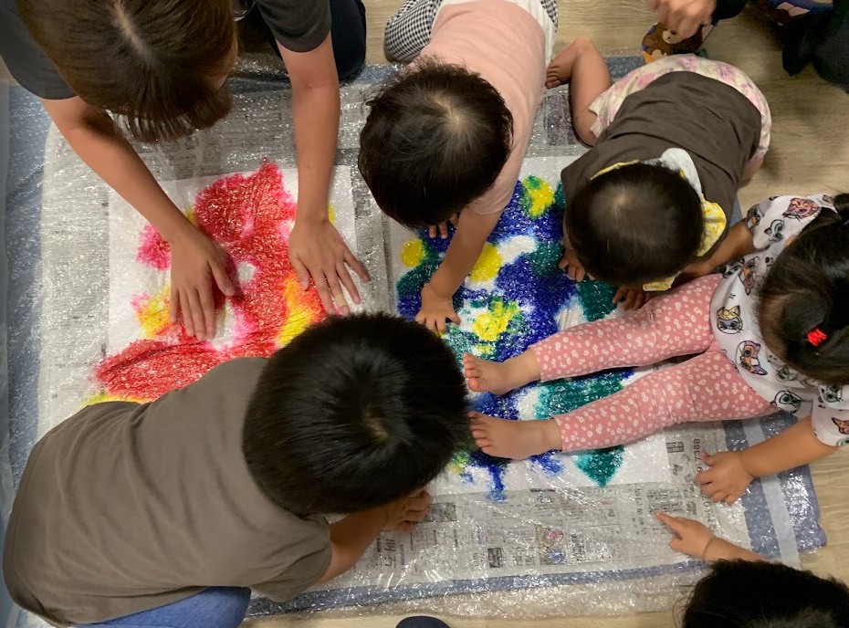 緩衝材と絵具で作ったおもちゃで遊ぶ園児たち