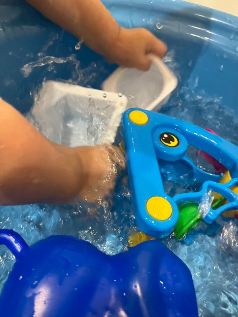南堀江園で行っている豆腐のパックを使用した水遊び